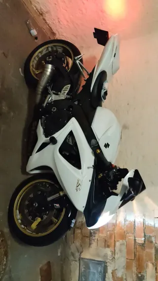 Suzuki GSXR 600 K7 Blanca