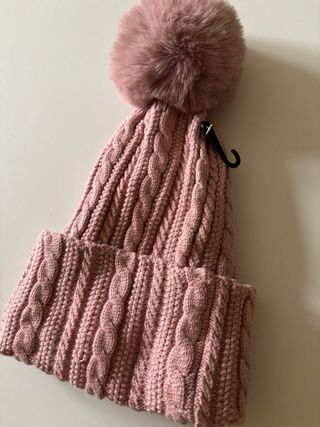 Gorro rosa con pompón