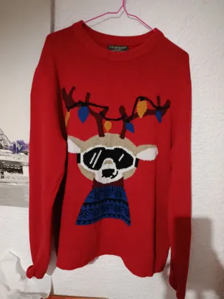 Maglione natalizio con renna divertente con occhiali da sole e luci