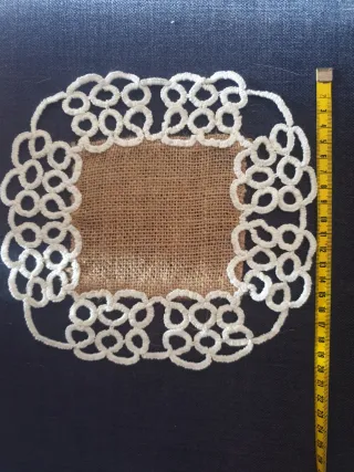 Pequena toalha decorativa.