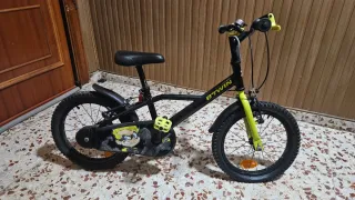 Bicicleta infantil Btwin negra y verde.