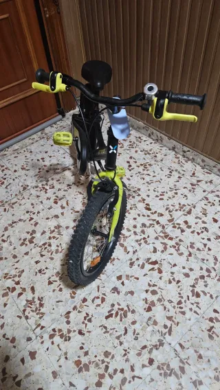 Bicicleta infantil Btwin negra y verde.