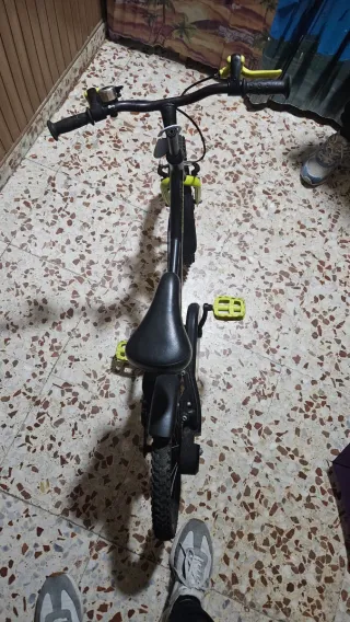 Bicicleta infantil Btwin negra y verde.