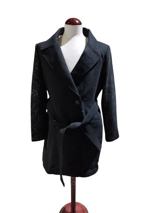 Abrigo Desigual Negro con Cinturón