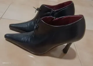 Botines de tacón negros y marrón
