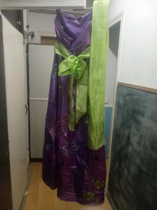 Vestido de fiesta morado con flores