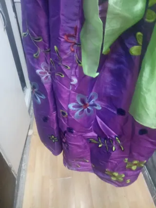 Vestido de fiesta morado con flores