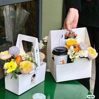 Caffè e Fiori in Porta Bicchieri di Carta