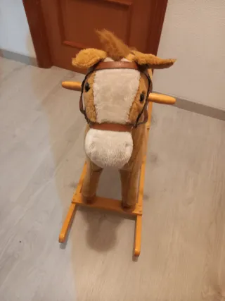 Caballo balancín grande de peluche