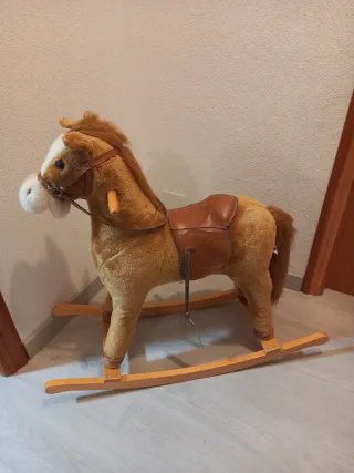 Caballo balancín grande de peluche