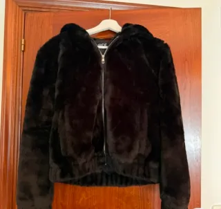 Chaqueta pelo negra con capucha
