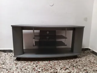 Mesa TV cristal y metal con ruedas