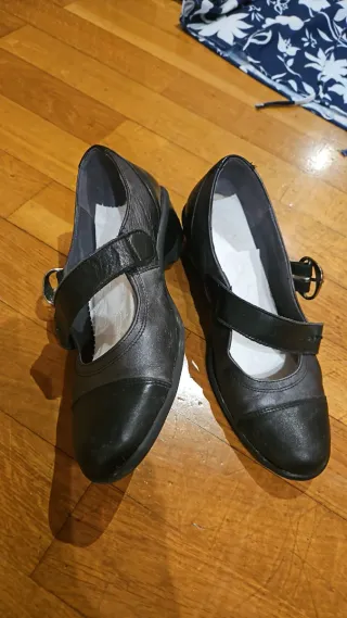 Zapatos negros de mujer con tira