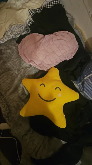 Regalo. Cojín Estrella Amarillo y Corazón Rosa