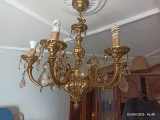 Lámpara de araña dorada con lágrimas de cristal