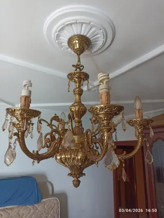 Lámpara de araña dorada con lágrimas de cristal