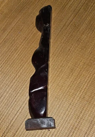 Figura madera tallada base cuadrada