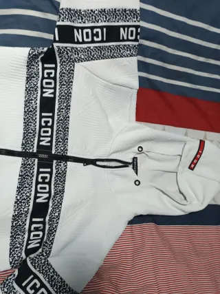 Chaqueta con capucha ICON blanca y negra