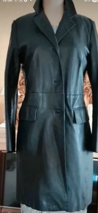 Elegante abrigo de piel F&Co negro