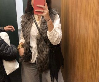 Chaleco de pelo marrón y multicolor