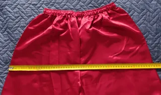 Pantalón pijama satén rojo con zapatillas, mujer