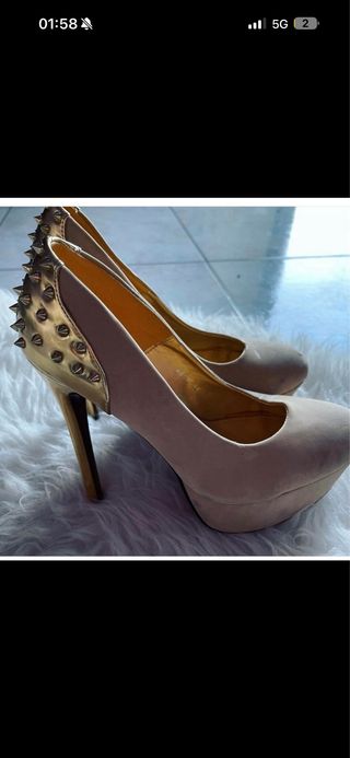 Scarpe con tacco beige e borchie oro