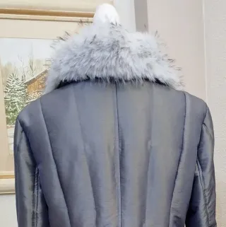 Elegante abrigo acolchado gris talla 44