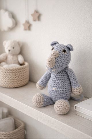 Rino de croché azul e bege