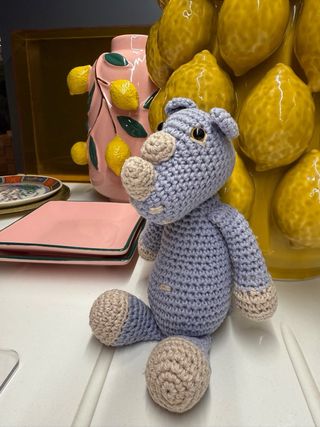 Rino de croché azul e bege