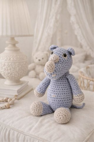 Rino de croché azul e bege
