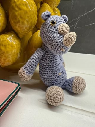 Rino de croché azul e bege