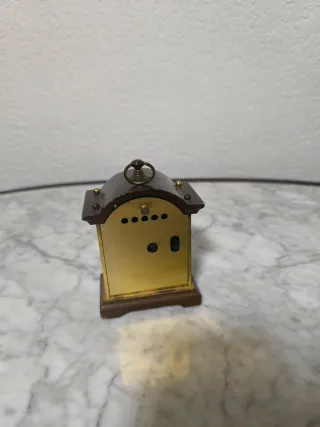 Reloj de mesa vintage dorado