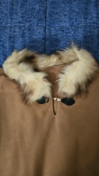 Poncho in panno nocciola con pelliccia