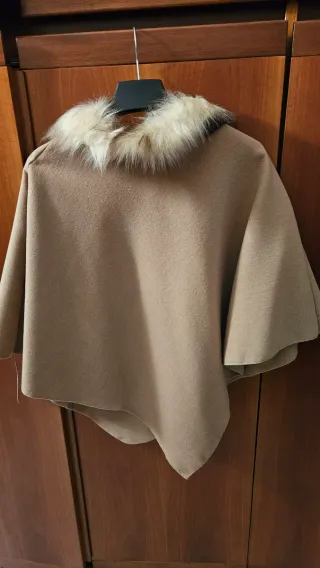 Poncho in panno nocciola con pelliccia