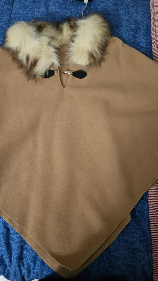 Poncho in panno nocciola con pelliccia