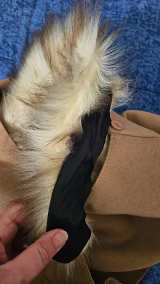 Poncho in panno nocciola con pelliccia