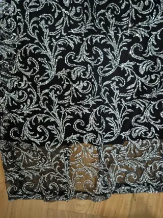 Vestido Negro con Diseño Plateado