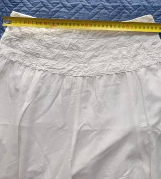 Falda blanca con detalle marrón