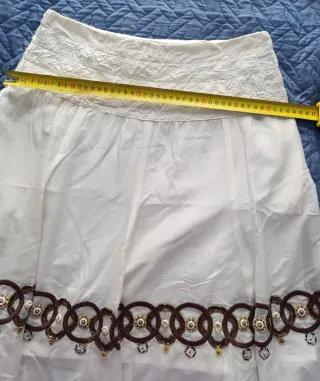 Falda blanca con detalle marrón