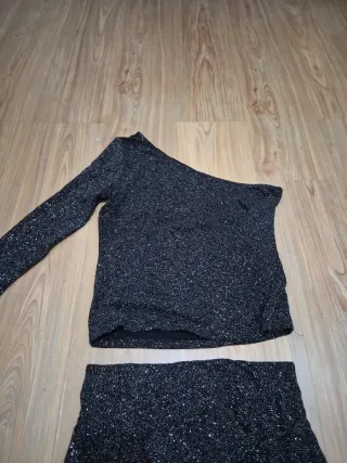 Conjunto top asimétrico y falda plateado