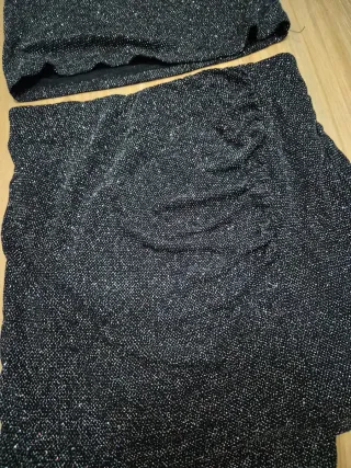 Conjunto top asimétrico y falda plateado