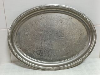 Bandeja  antiga ovalizada em metal não precioso