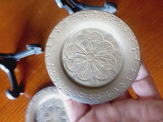 2 Pequenos pratos em latão com motivos florais