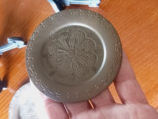 2 Pequenos pratos em latão com motivos florais