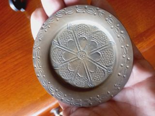 2 Pequenos pratos em latão com motivos florais