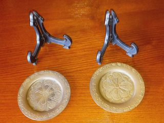 2 Pequenos pratos em latão com motivos florais