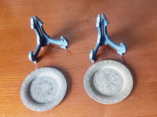 2 Pequenos pratos em latão com motivos florais