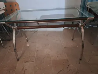 Mesa de cristal y metal con detalles madera