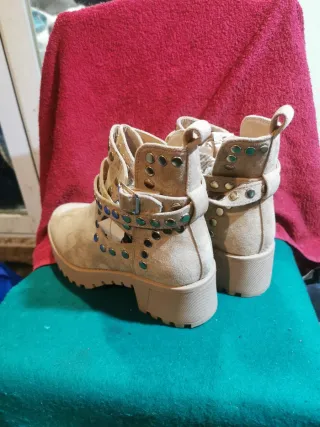 Botines Beige Talla 38 con Tachuelas