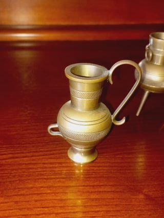 Miniaturas de caldeirão e jarro em bronze